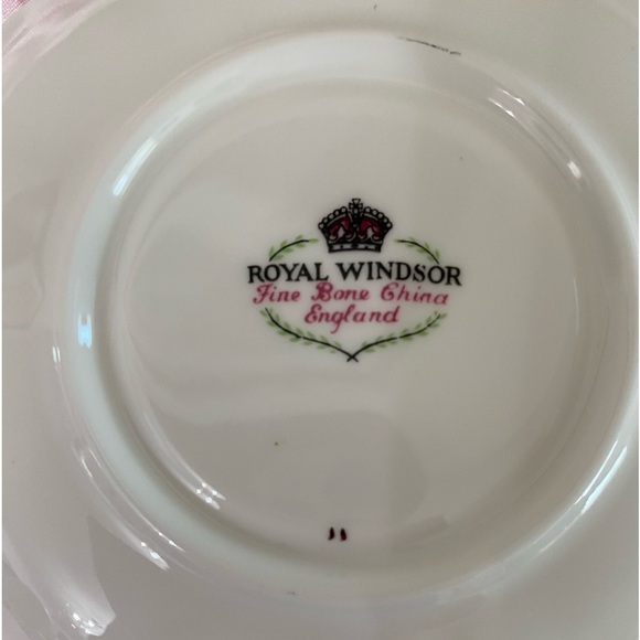EUC VTG ROYAL WINDSOR 3082 BONE CHINA FOOTED TEACUP AND SAUCER WITH ROSES - Picture 9 of 9